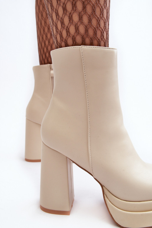Feminin Stiefel In einem hohen Posten und Plattform elfenbeinfarbe Sandstra