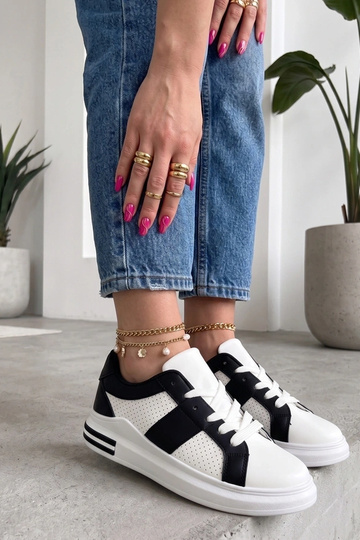Weiß-schwarze perforierte Sneakers Sophia