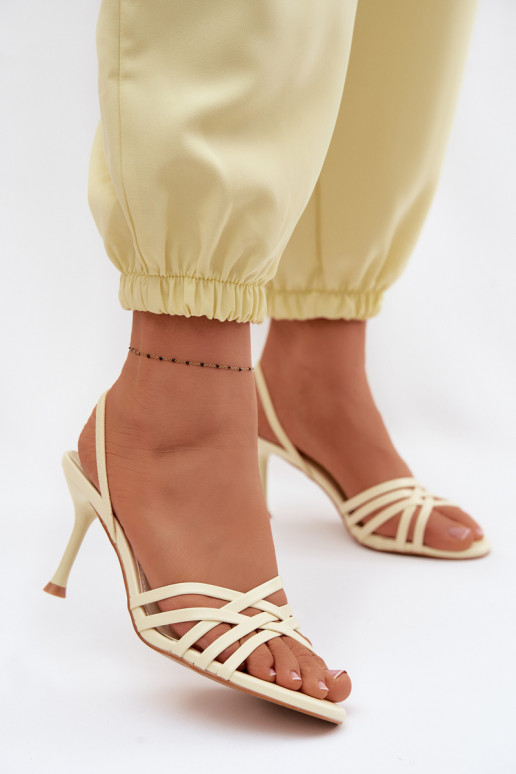 Gelbe Sandalen mit dünnem Absatz und Riemen Velivelle