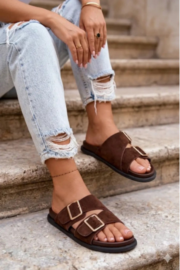 Damen Schokoladenfarbene Slipper aus Kunstvelours mit goldfarbenen Schnallen Selissea 2