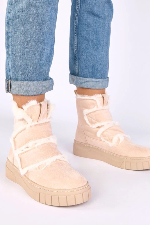 Sandfarbene Stiefeletten mit Klettverschluss, verziert mit Fell Grace