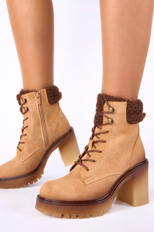 Sandfarbene Stiefeletten auf Blockabsatz mit Fell am Schaft Alona