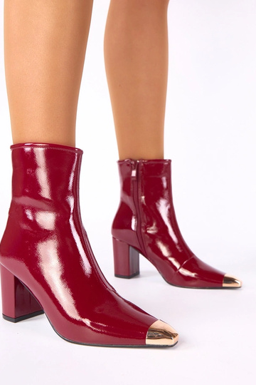 Bordeauxfarbene lackierte Stiefeletten mit goldenem Zeh Marilyn