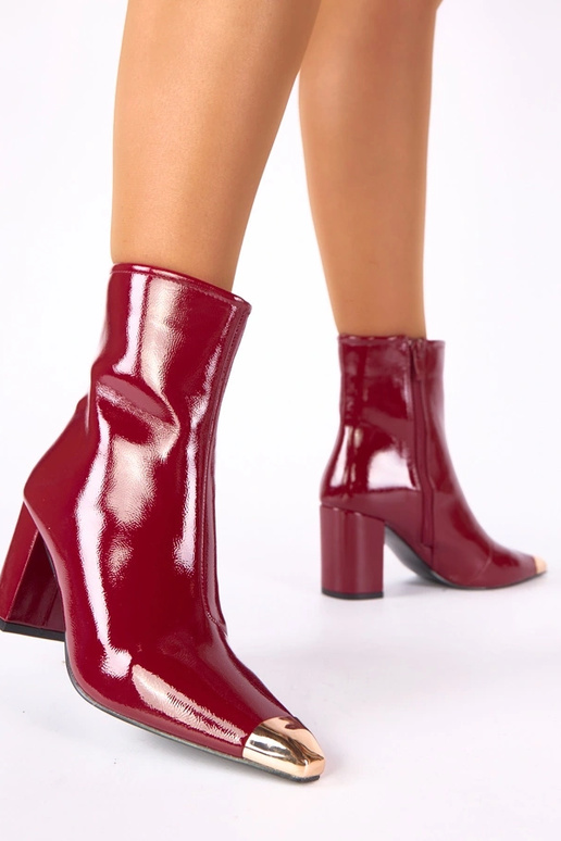 Bordeauxfarbene lackierte Stiefeletten mit goldenem Zeh Marilyn