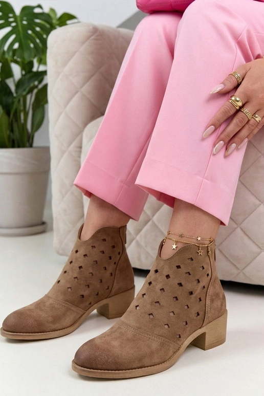 Sandfarbene Schnürstiefel auf einem Sockel Potocki