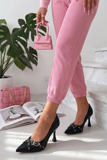 Schwarze Stilettos mit einer dekorativen Schnalle Aeliana 2