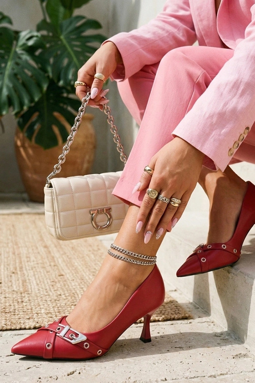 Rote Stilettos mit einer dekorativen Schnalle Aeliana