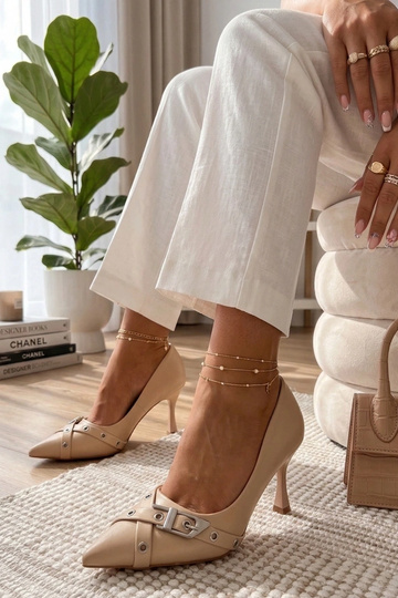 Sandfarbene Stilettos mit einer dekorativen Schnalle Aeliana 2