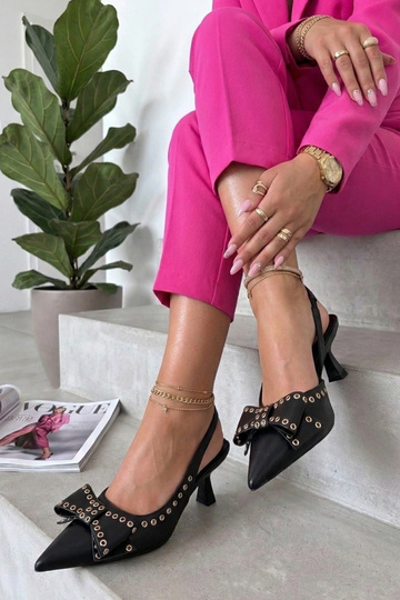 Schwarze High Heels mit offener Ferse, verziert mit einem Band Evangeline 2