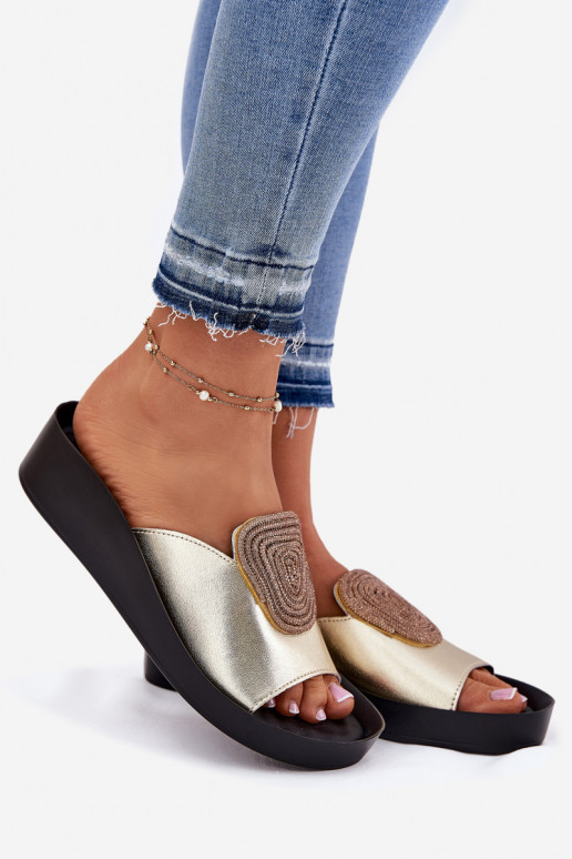 Goldene Damen-Lederslipper mit Ornamenten KV51-028