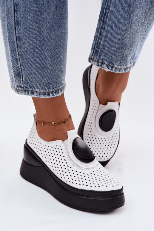 Weiße Damenschuhe mit Ausschnitten und dekorativer Plattform
