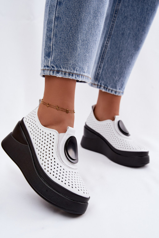 Weiße Damenschuhe mit Ausschnitten und dekorativer Plattform