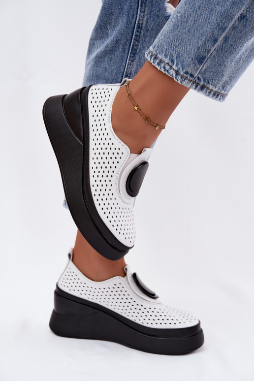 Weiße Damenschuhe mit Ausschnitten und dekorativer Plattform