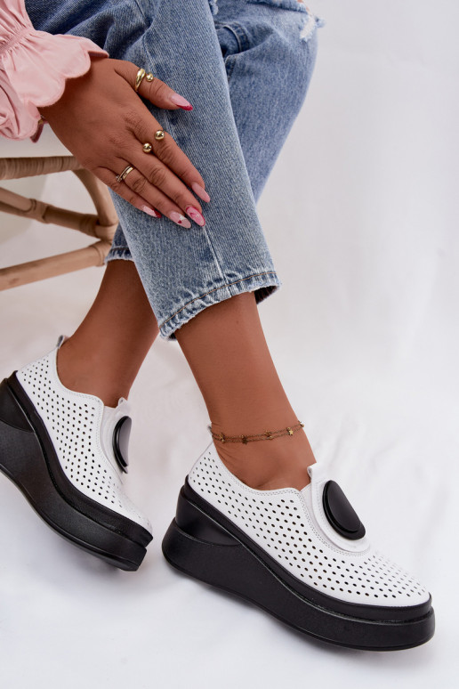 Weiße Damenschuhe mit Ausschnitten und dekorativer Plattform