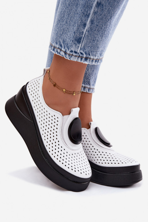 Weiße Damenschuhe mit Ausschnitten und dekorativer Plattform