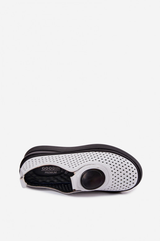 Weiße Damenschuhe mit Ausschnitten und dekorativer Plattform