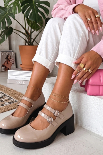 Mia braune lackierte Sandalen mit Absatz 2