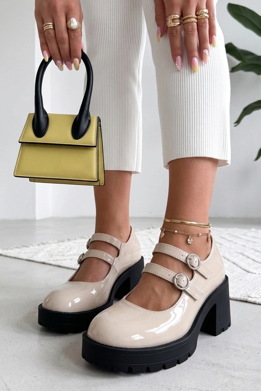 Mia sandfarbene lackierte Sandalen mit Absatz