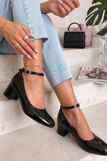 Ella schwarze lackierte Sandalen mit Absatz