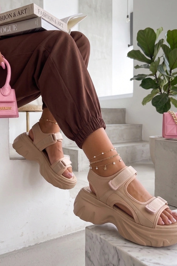 Abigail sandfarbene klobige Sandalen 2