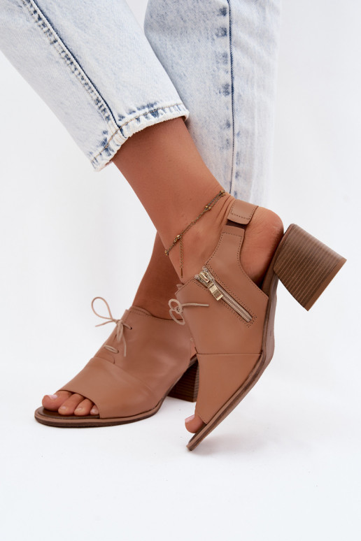 Leder-Sandalen mit hohen Absätzen und stilvollen Details Zazoo 40523 in Cappuccino-Farbe
