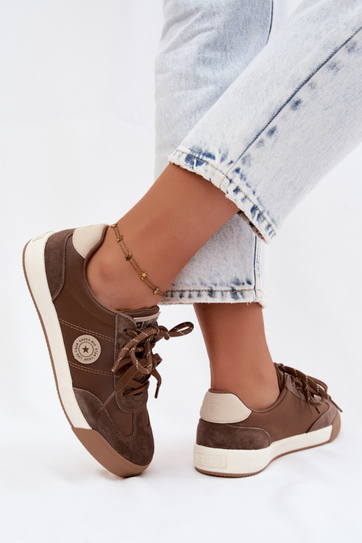 Wildleder-Sneaker für Damen mit doppelten Schnürsenkeln Big Star UU274002 in brauner Farbe
