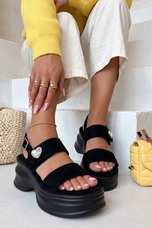 Schwarze matte Sandalen auf einer massiven Sohle Aileen