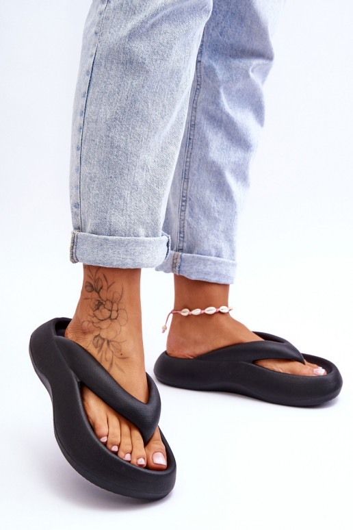 Schwarze Damenschuhe mit Schaumstoff
