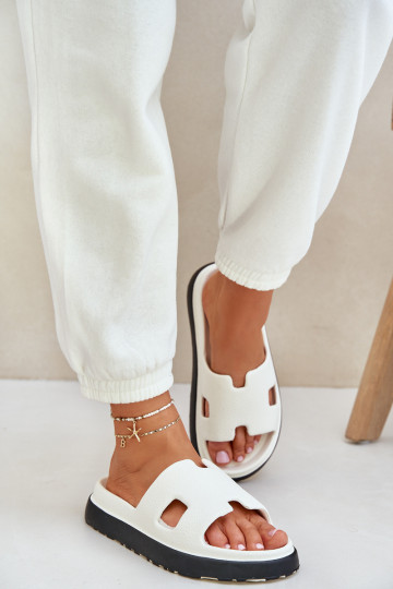 Weiße leichte Slipper mit Ausschnitten Neladith