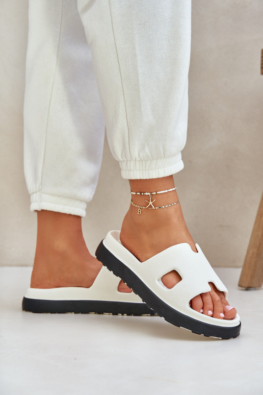 Weiße leichte Slipper mit Ausschnitten Neladith
