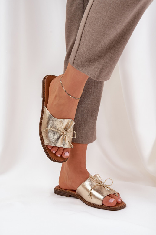 Goldene flache Slipper mit dekorativem Bogen Deonelis