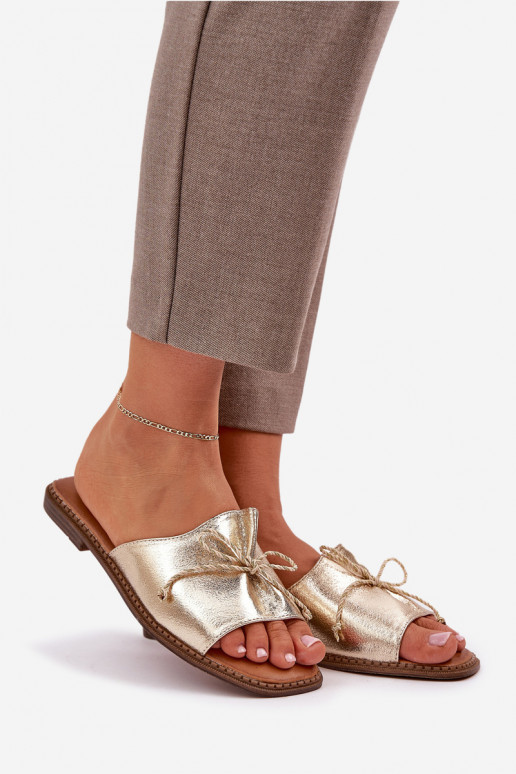Goldene flache Slipper mit dekorativem Bogen Deonelis