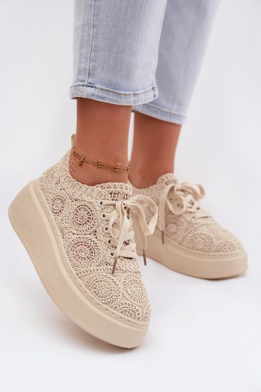 Sandfarbene Freizeitschuhe mit Plattform und Spitzenmotiven Evalora