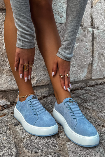 Blaue Plattform-Sneaker aus Kunstveloursleder Blushy