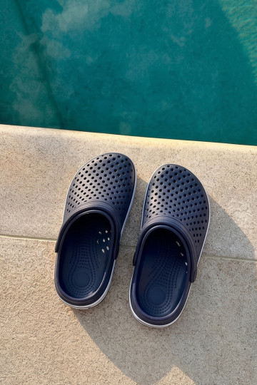 Leichte Herren dunkelblaue Slipper Tai Turiravena