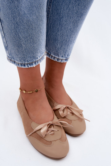 Beige sportliche Ballerinas mit stilvollen Details Peonia
