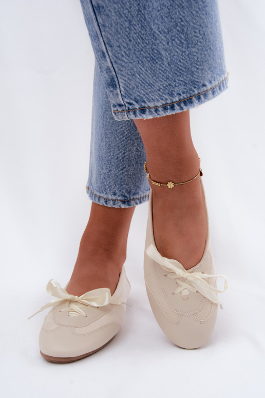 Elfenbeinfarbene Sport-Ballerinas mit stilvollen Details Peonia