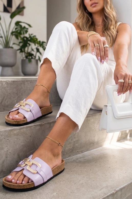 Lila Holzschuhe mit dekorativer Schnalle Rachele