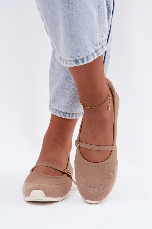 Sportliche Ballerinas mit Riemen in Sand Charmy