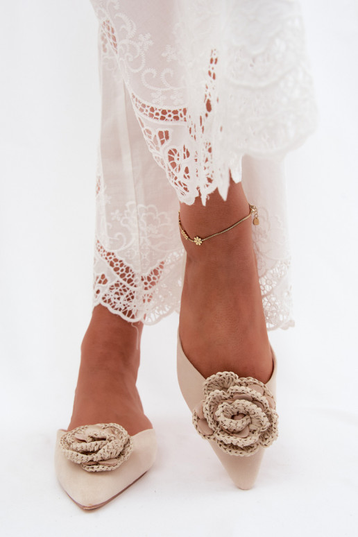 Damen Sandalen mit Dekoration aus elfenbeinfarbenem Kunstveloursleder Gardenia