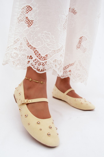 Ballerinas mit Dekoration und Riemen in Gelb Cuddly