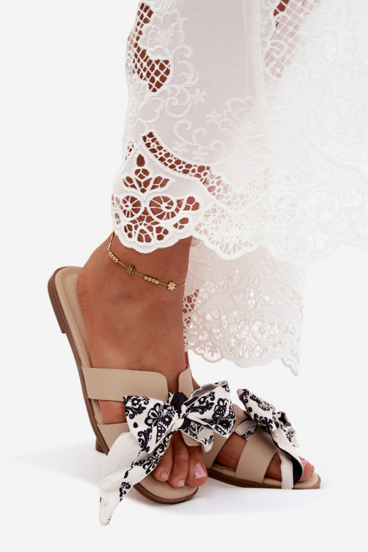 Damen Hausschuhe mit breiten Absätzen und Schleifen in Sand Caprissa