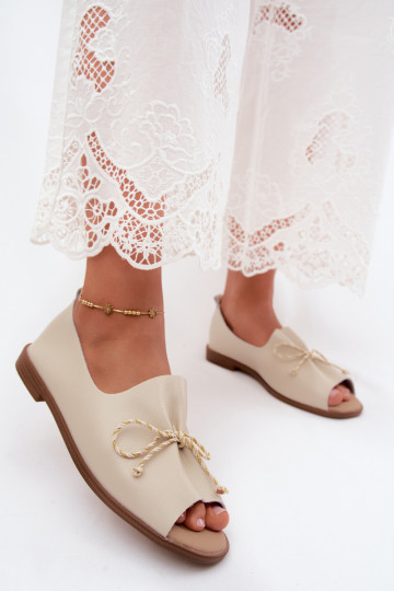 Beige Damen-Sandalen mit dekorativen Schnürsenkeln und glänzender Oberfläche aus Kunstleder Coltrania 2