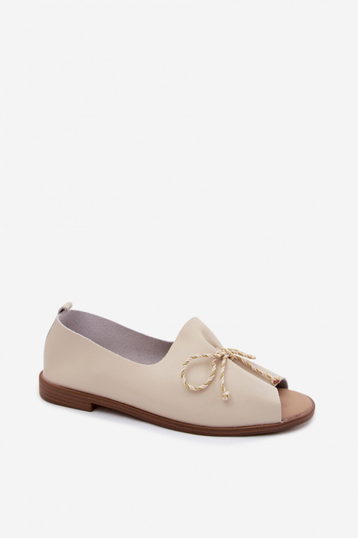 Beige Damen-Sandalen mit dekorativen Schnürsenkeln und glänzender Oberfläche aus Kunstleder Coltrania