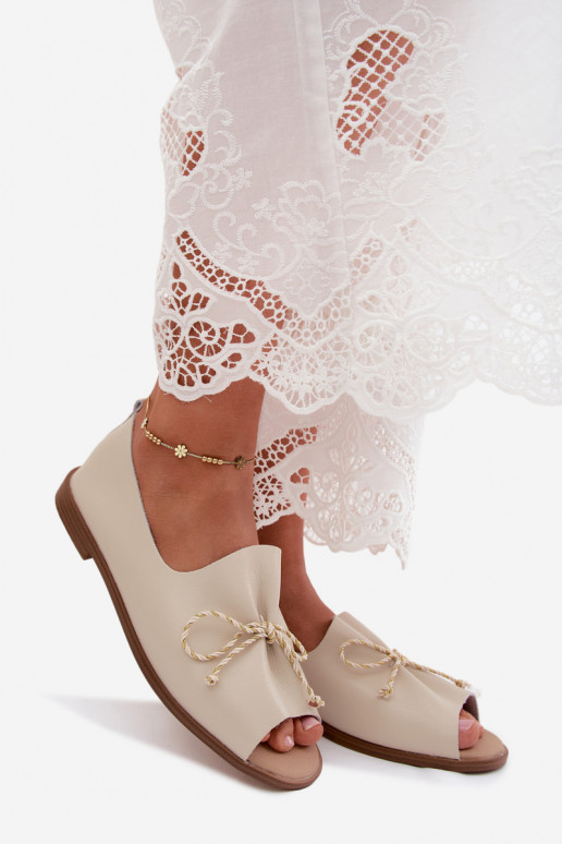 Beige Damen-Sandalen mit dekorativen Schnürsenkeln und glänzender Oberfläche aus Kunstleder Coltrania