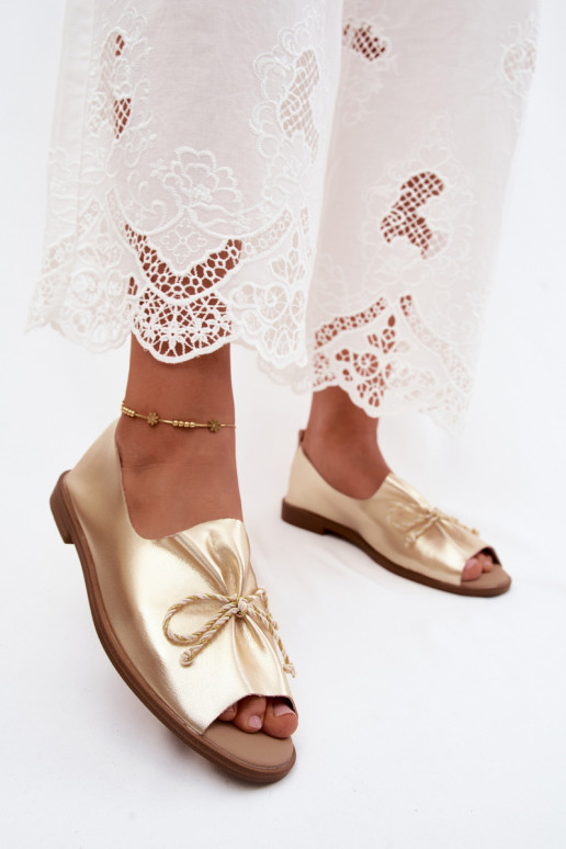 Goldene Damen-Sandalen mit dekorativen Schnürsenkeln und glänzender Oberfläche aus Kunstleder Coltrania