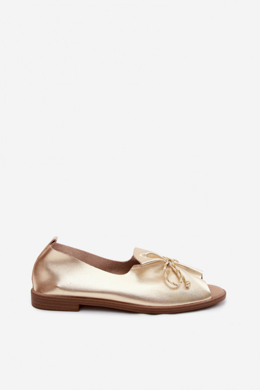 Goldene Damen-Sandalen mit dekorativen Schnürsenkeln und glänzender Oberfläche aus Kunstleder Coltrania