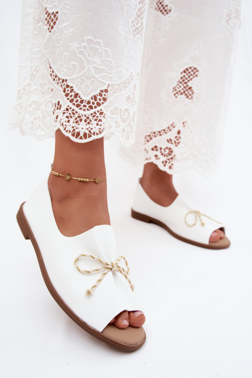 Weiße Damen-Sandalen mit dekorativen Schnürsenkeln und glänzender Oberfläche aus Kunstleder Coltrania