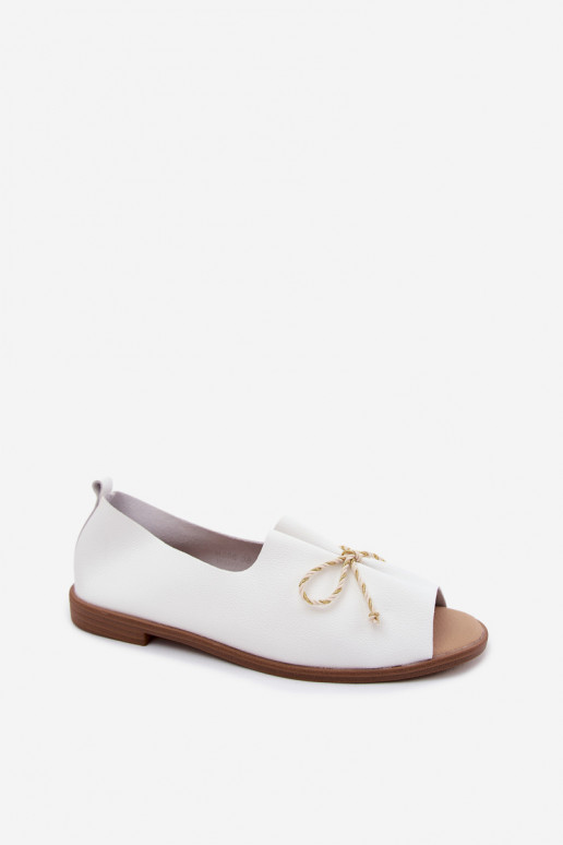 Weiße Damen-Sandalen mit dekorativen Schnürsenkeln und glänzender Oberfläche aus Kunstleder Coltrania