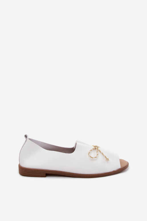 Weiße Damen-Sandalen mit dekorativen Schnürsenkeln und glänzender Oberfläche aus Kunstleder Coltrania